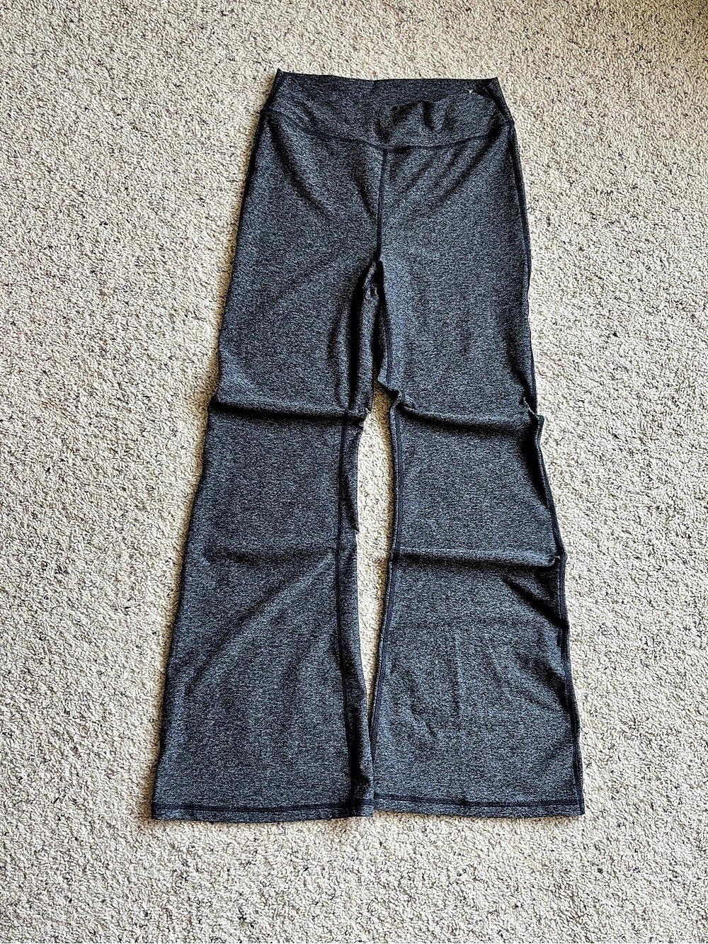 Old Navy Cloud+ Go-Dry Flare Leggings in Gray Women’s M